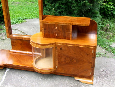 Walnut dressing table. Art Deco.