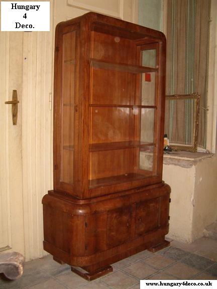 Art deco vitrin felújítás előtt.